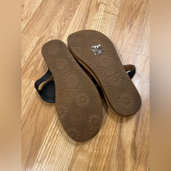 UGG sandals sized comparable to an 8 (no size shown) - Picture 2 of 2